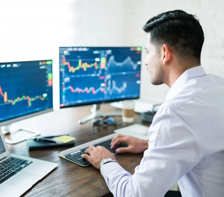 Un uomo al computer analizza grafici